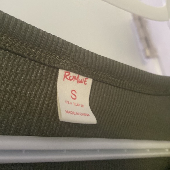 Green long sleeve longer cut crop top - Picture 3 of 4